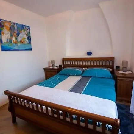 בית נופש House Polic *