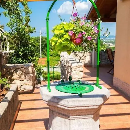 בית נופש House Polic