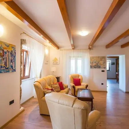 בית נופש House Polic *