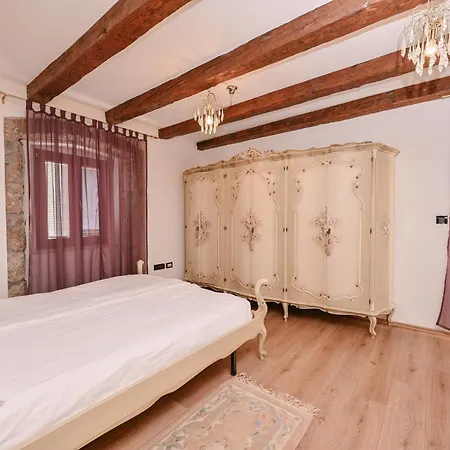 Feriehus House Polic *